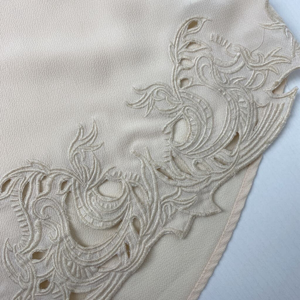 SCALLOPED SLEEVLESS TOP