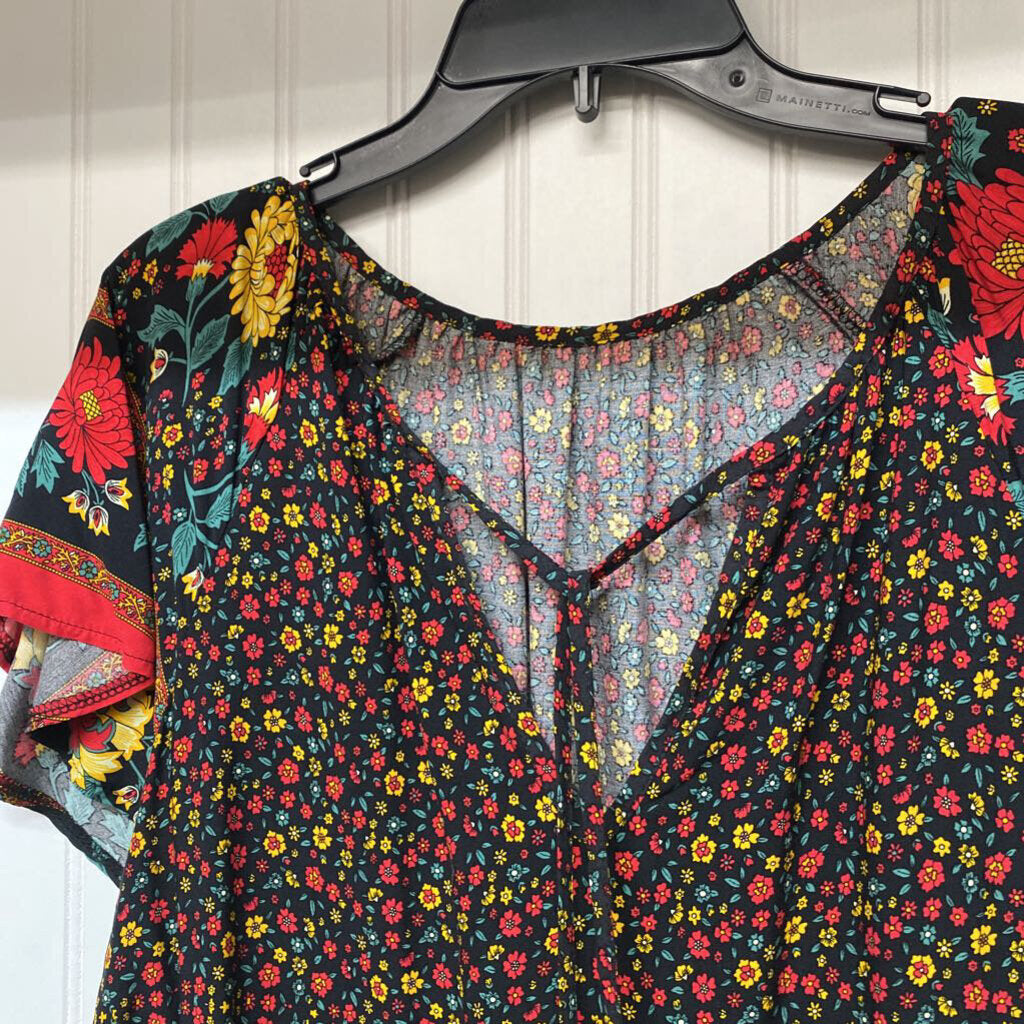 *SHORT SLEEVE FLORAL V NECK TOP