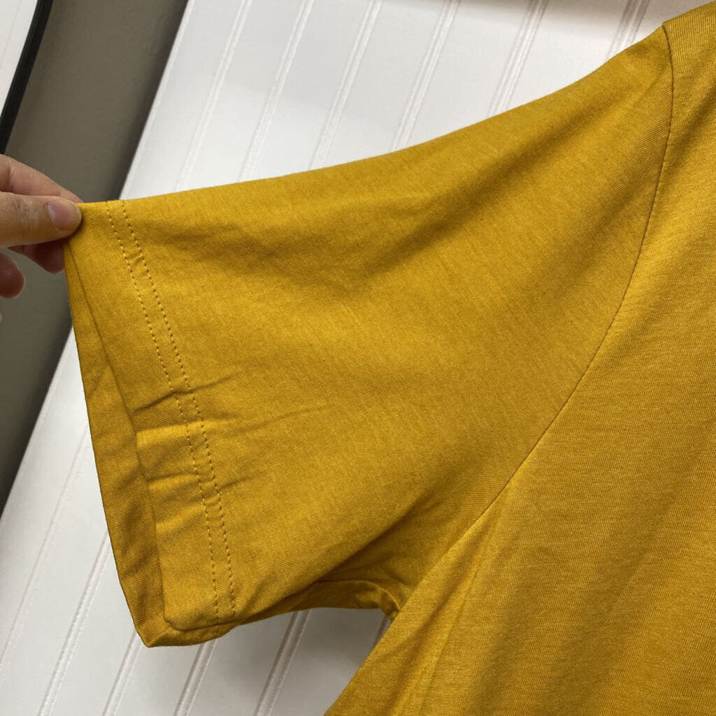 YELLOW GRAPHIC T