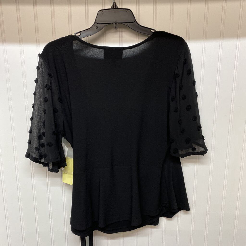 SHORT SLEEVE WRAP TOP
