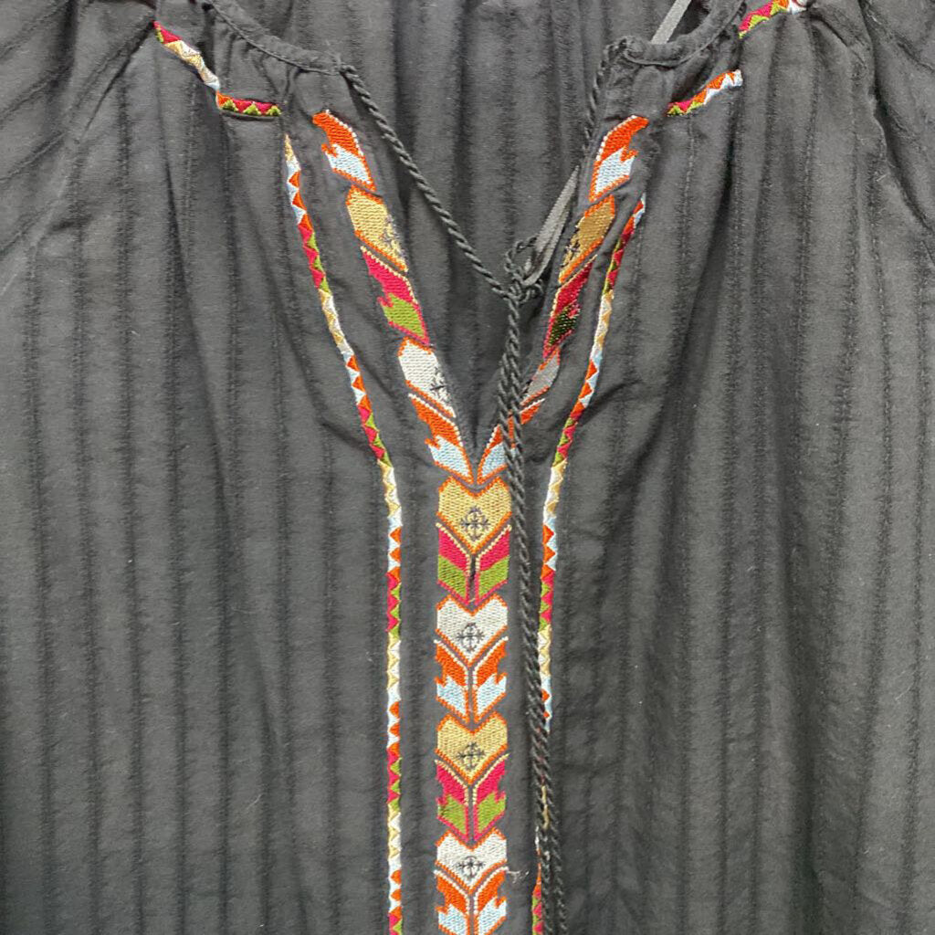 EMBROIDERED 3/4 SLEEVE TOP