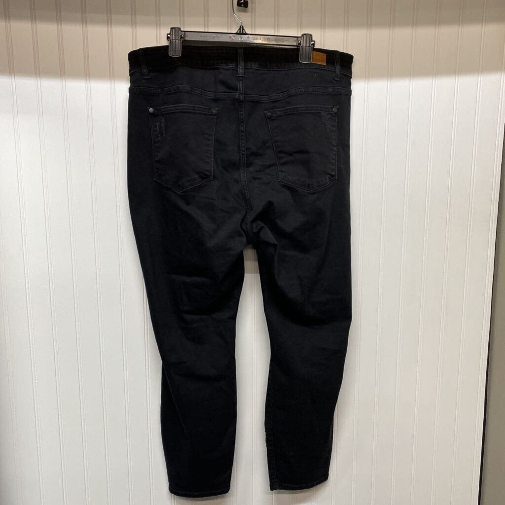 BLACK DISTRESSED JEANS