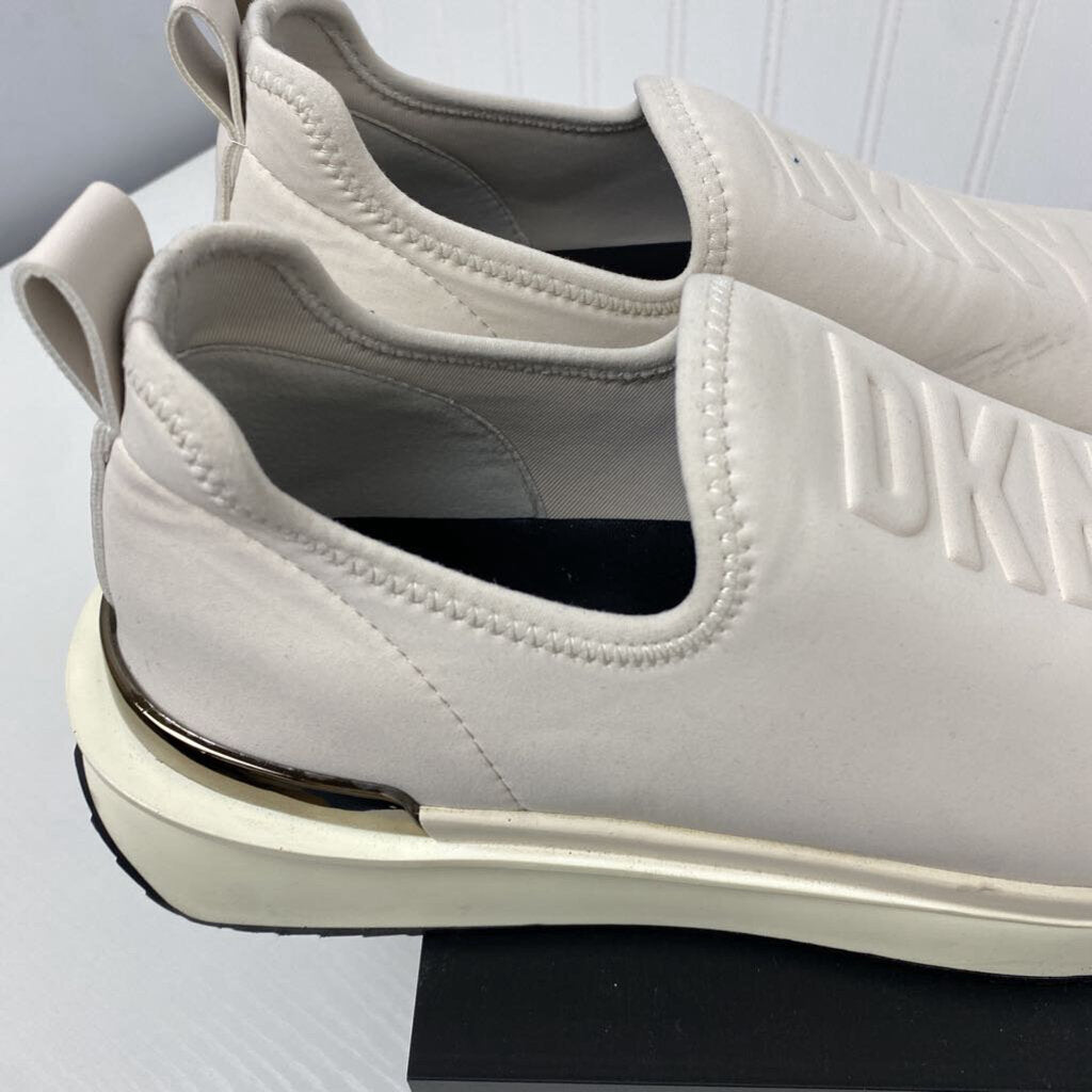 TENNIS SHOES