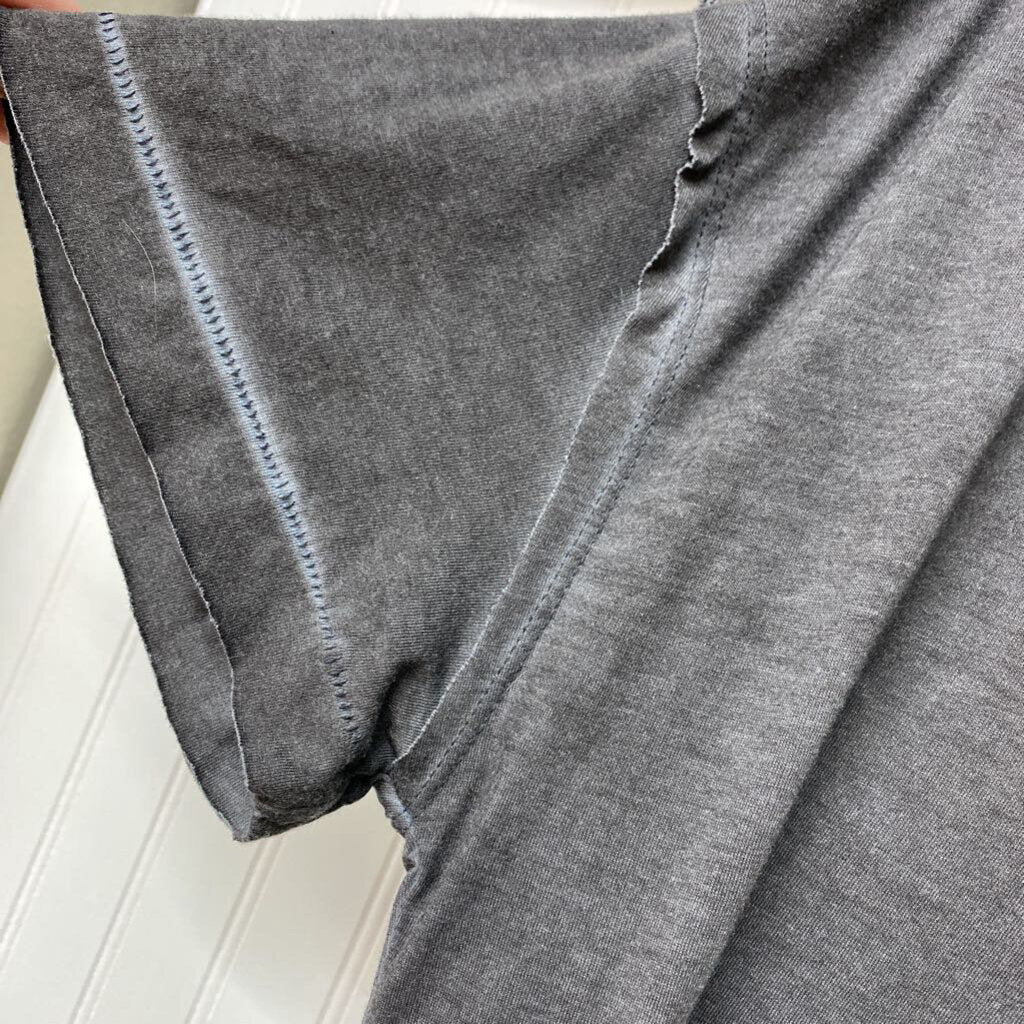 *BASIC SHORT SLEEVE VNECK DISTRESSED TEE