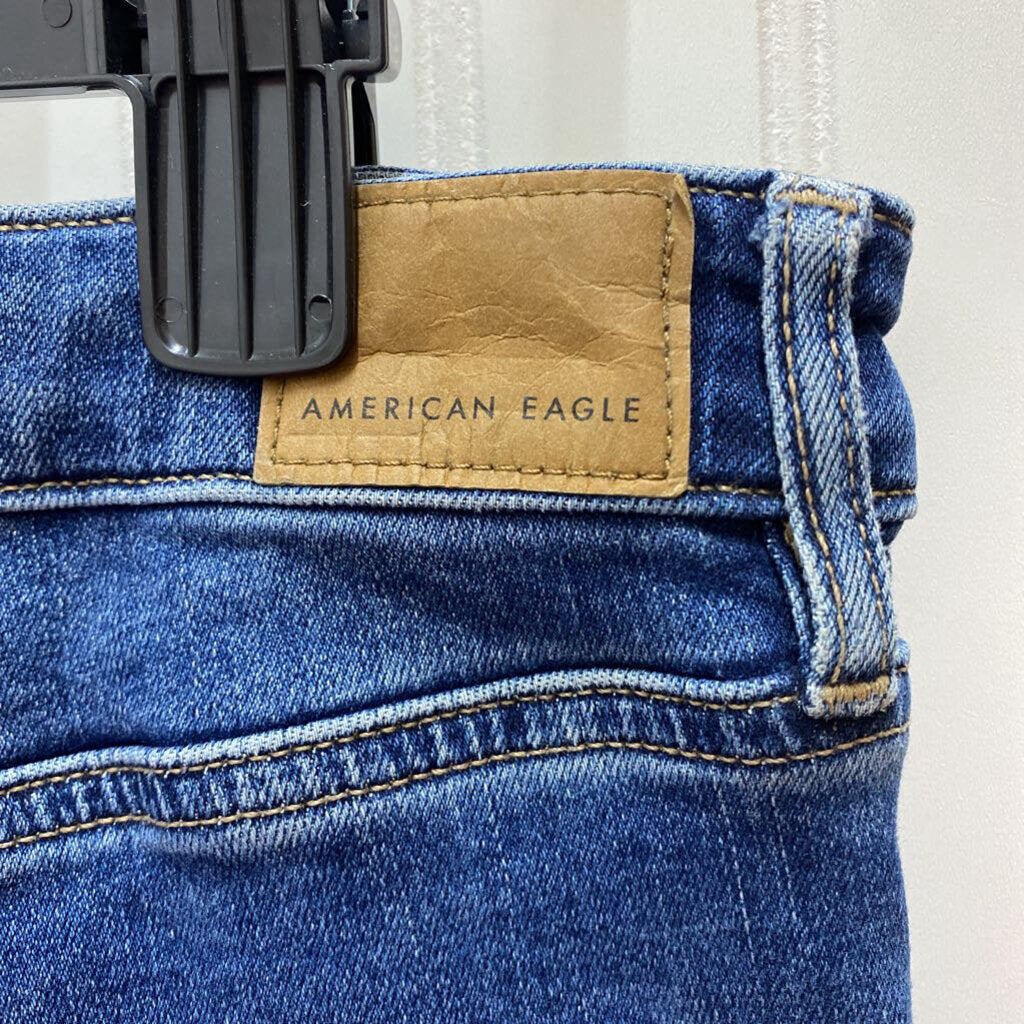 DISTRESSED JEANS