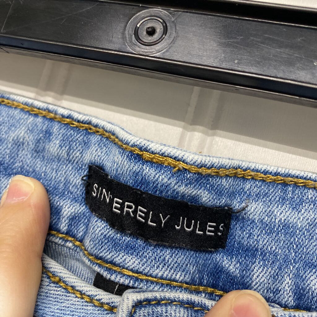 DISTRESSED DENIM JEANS