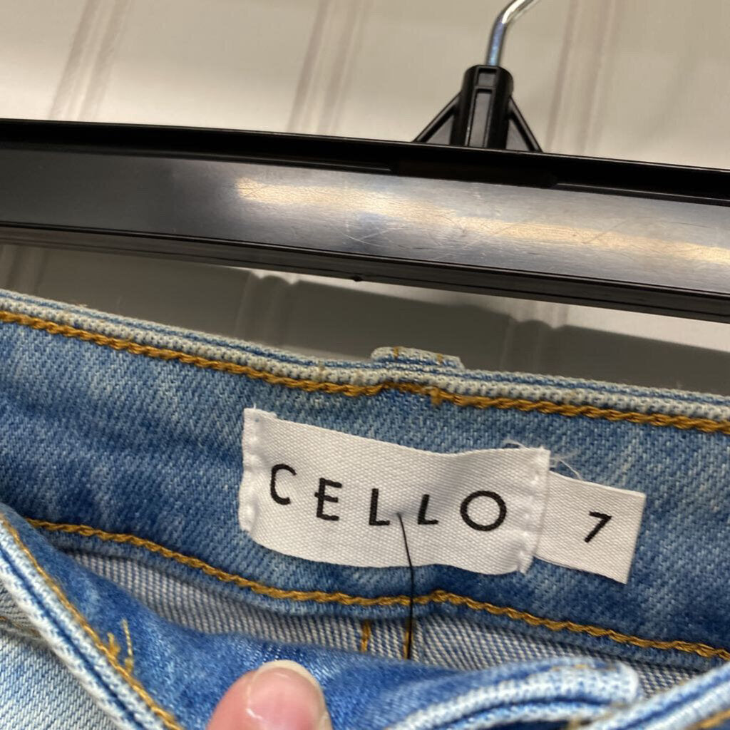 DISTRESSED FLARED JEANS