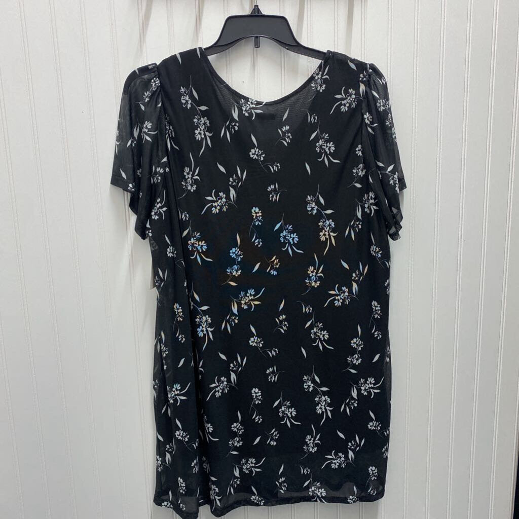 SHORT SLEEVED TOP