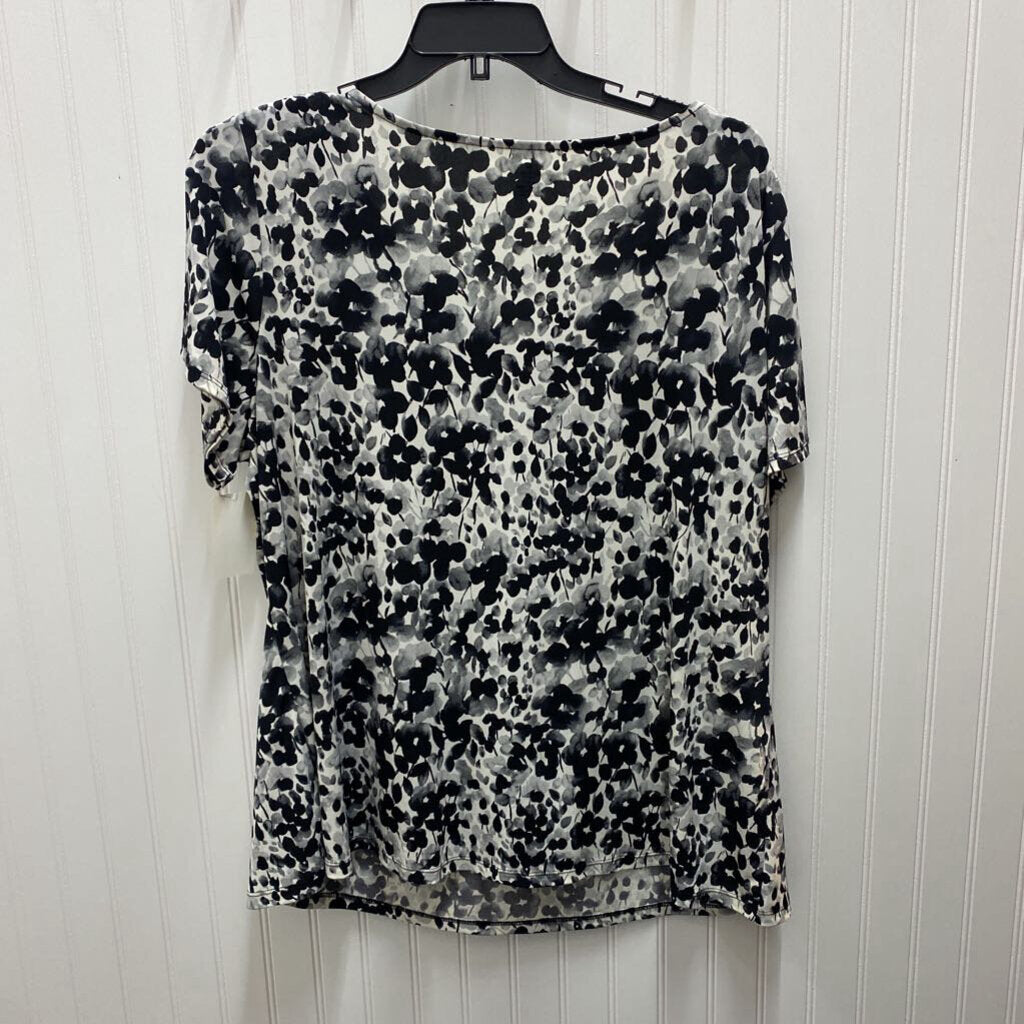 PLEATED FRONT SHORT SLEEVED