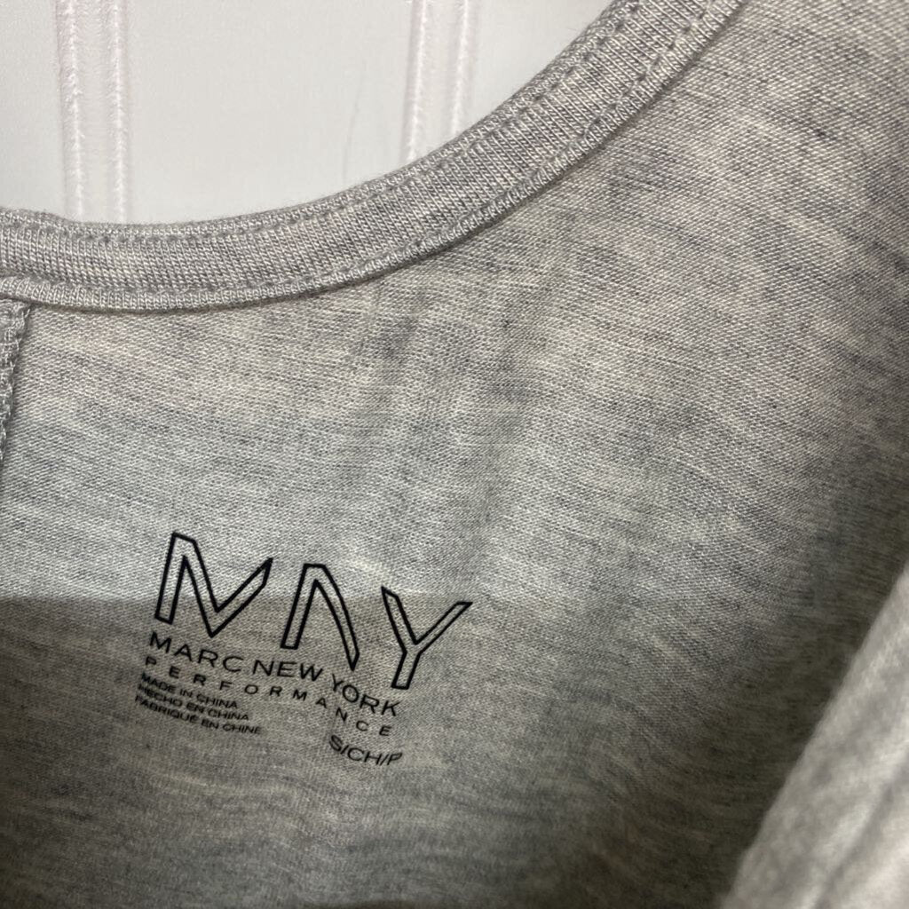 *LONG SLEEVE PERFORMANCE TOP