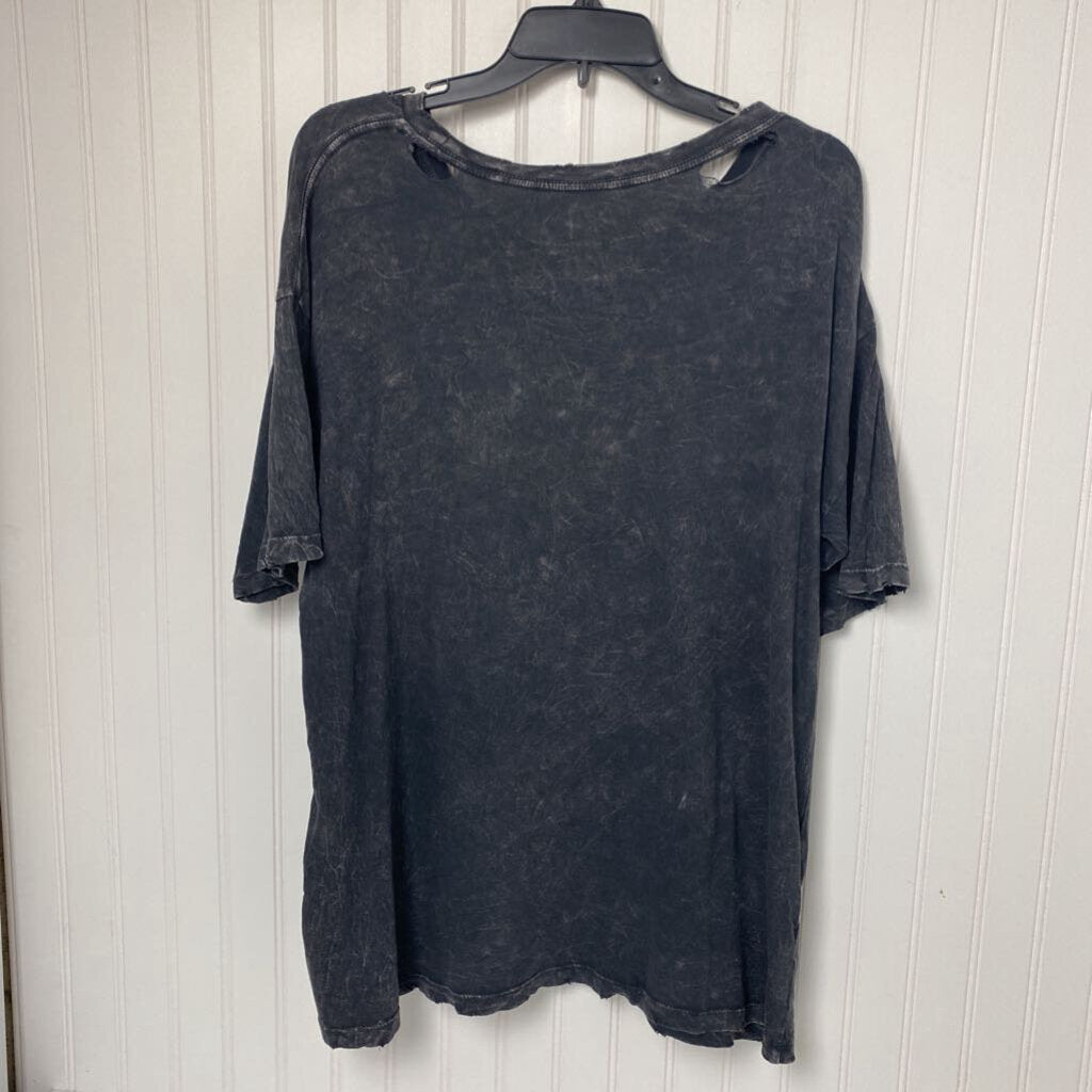 DISTRESSED GRAPHIC TEE