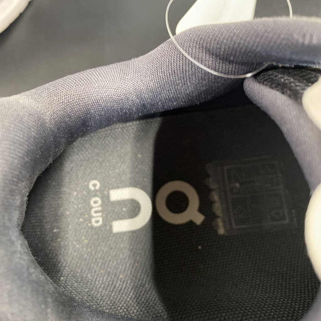 WHITE TENNIS SHOE