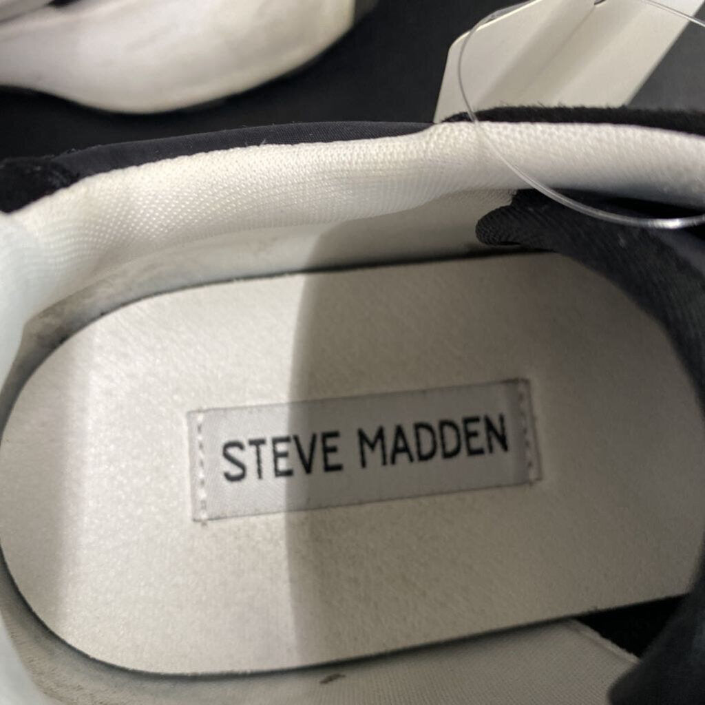 BLACK/WHITE TENNIS SHOES