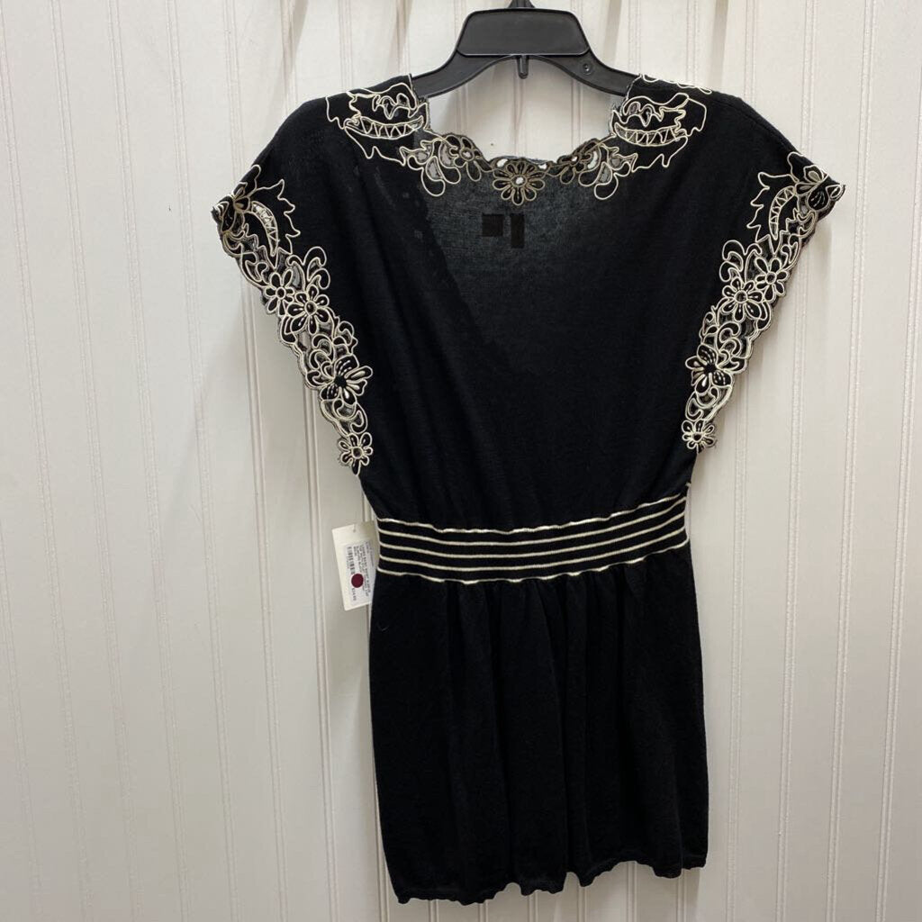 EYLET TRIMMED CAP SLEEVED