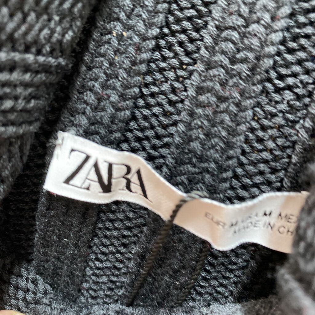 TURTLE-NECK SLEEVELESS KNIT SWEATER