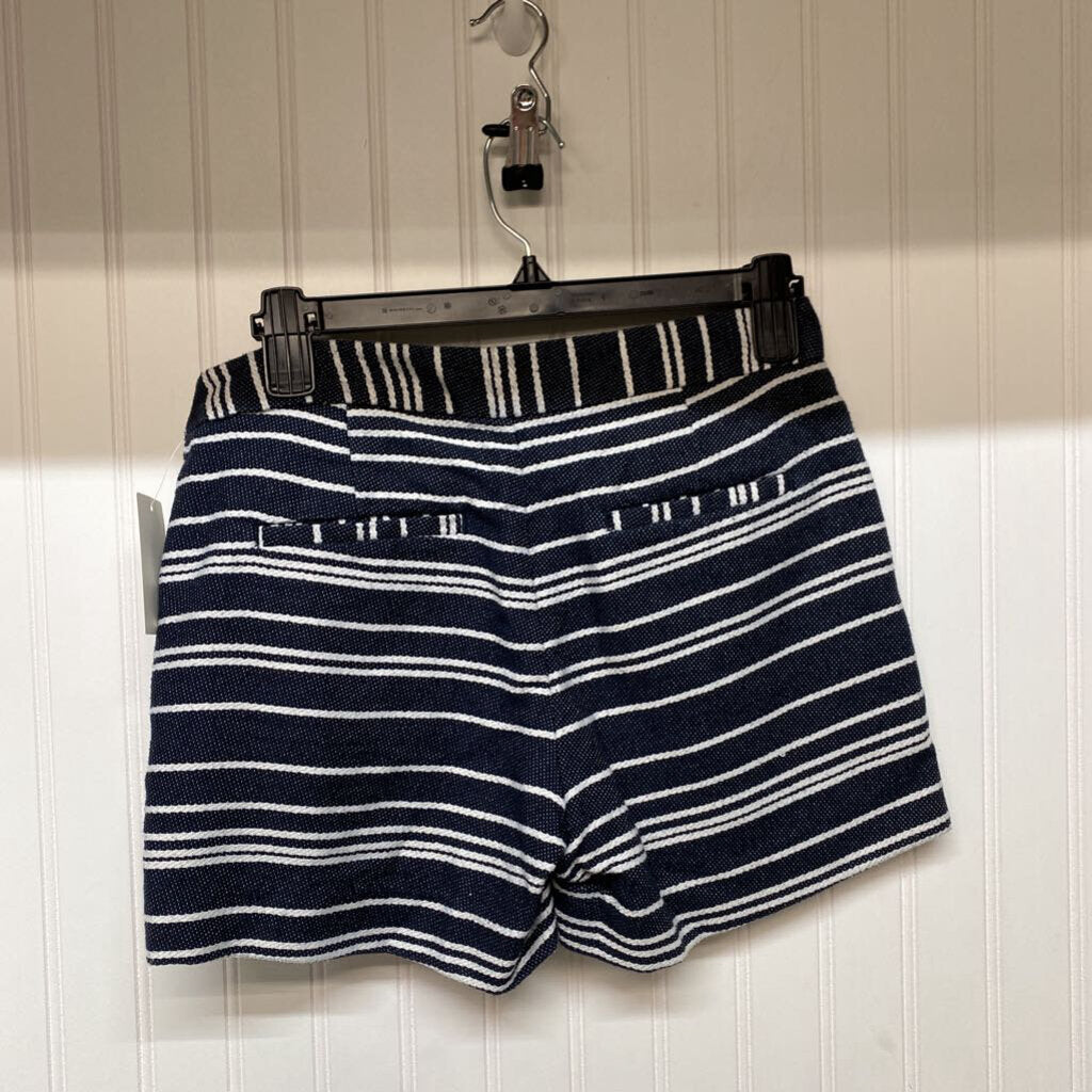 * DRESS SHORTS WITH BUTTONS ON FRONT