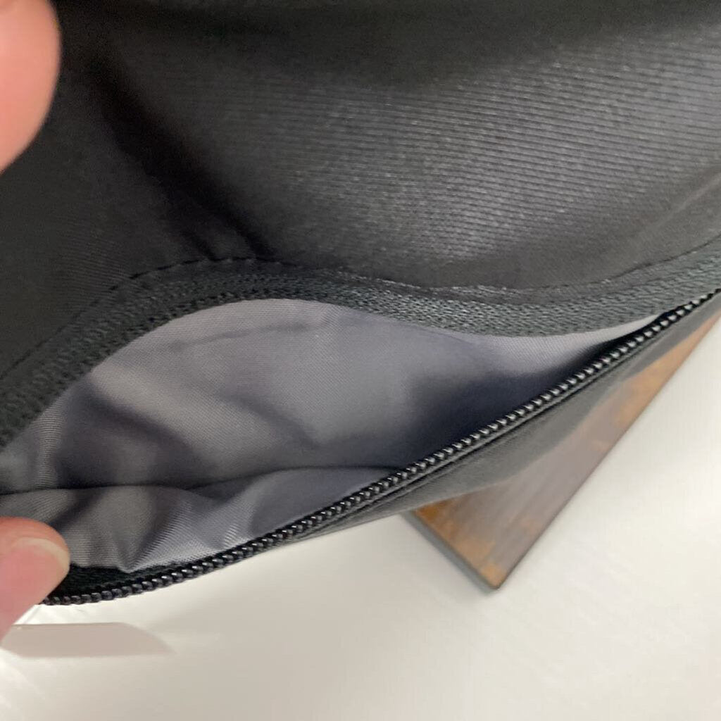 CROSS BODY PURSE