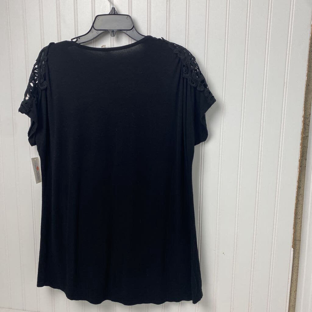 BASIC BLACK TOP WITH LACE ACCENT ON SLEEVE