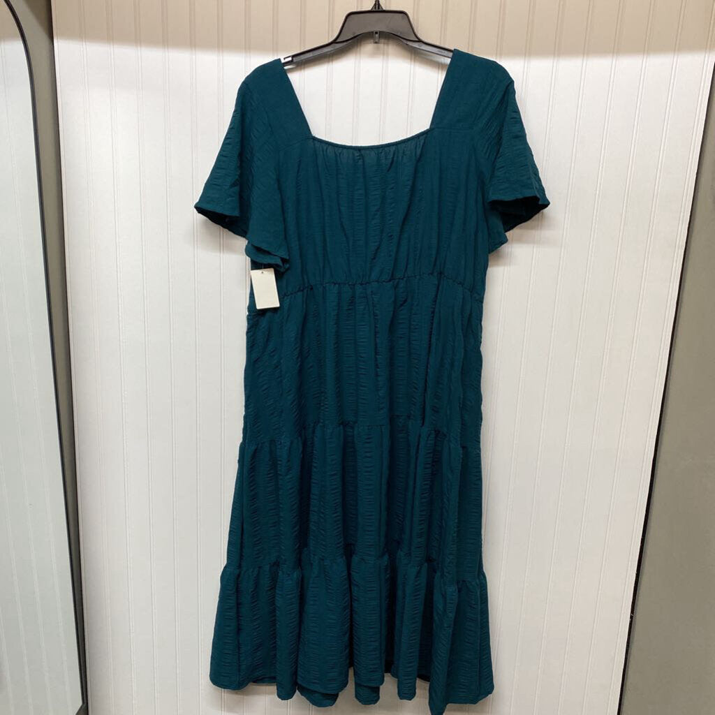 *S/S BASIC LONG TIERED DRESS WITH TIE AT CHESTWITH DAISY PATTERN