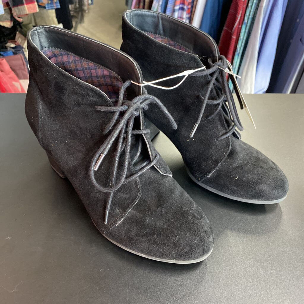 *BLACK FAUX SEUDE LACE UP HEELED ANKLE BOOTIES