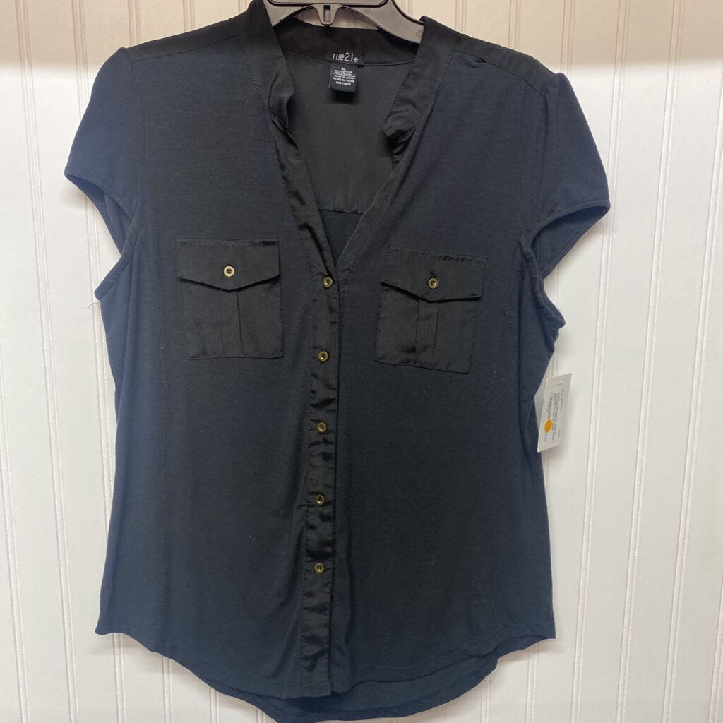 FRONT POCKET SHORT SLEEVED
