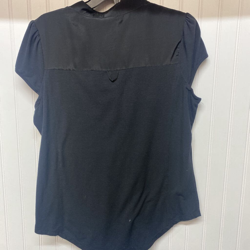 FRONT POCKET SHORT SLEEVED
