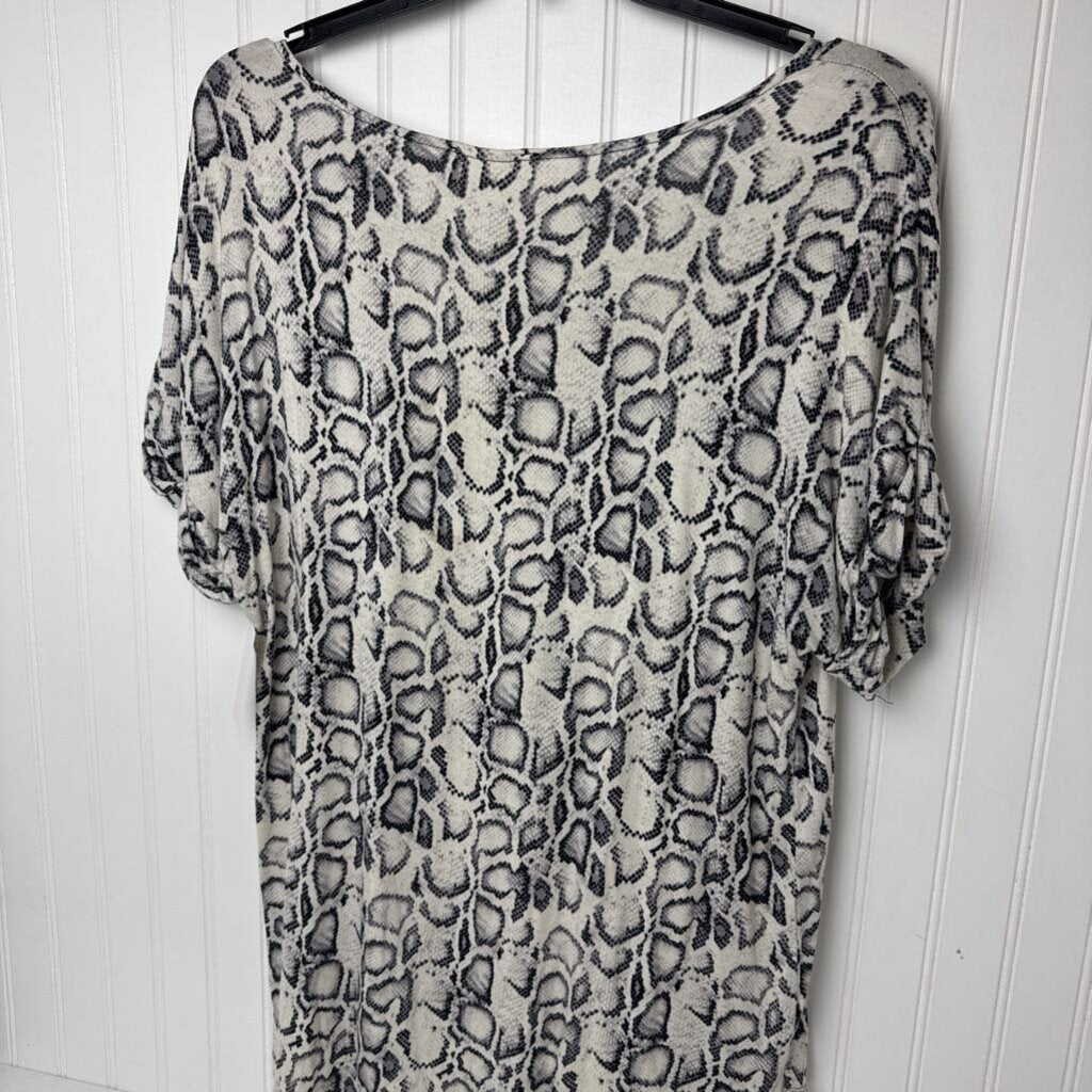 BASIC V NECK TOP