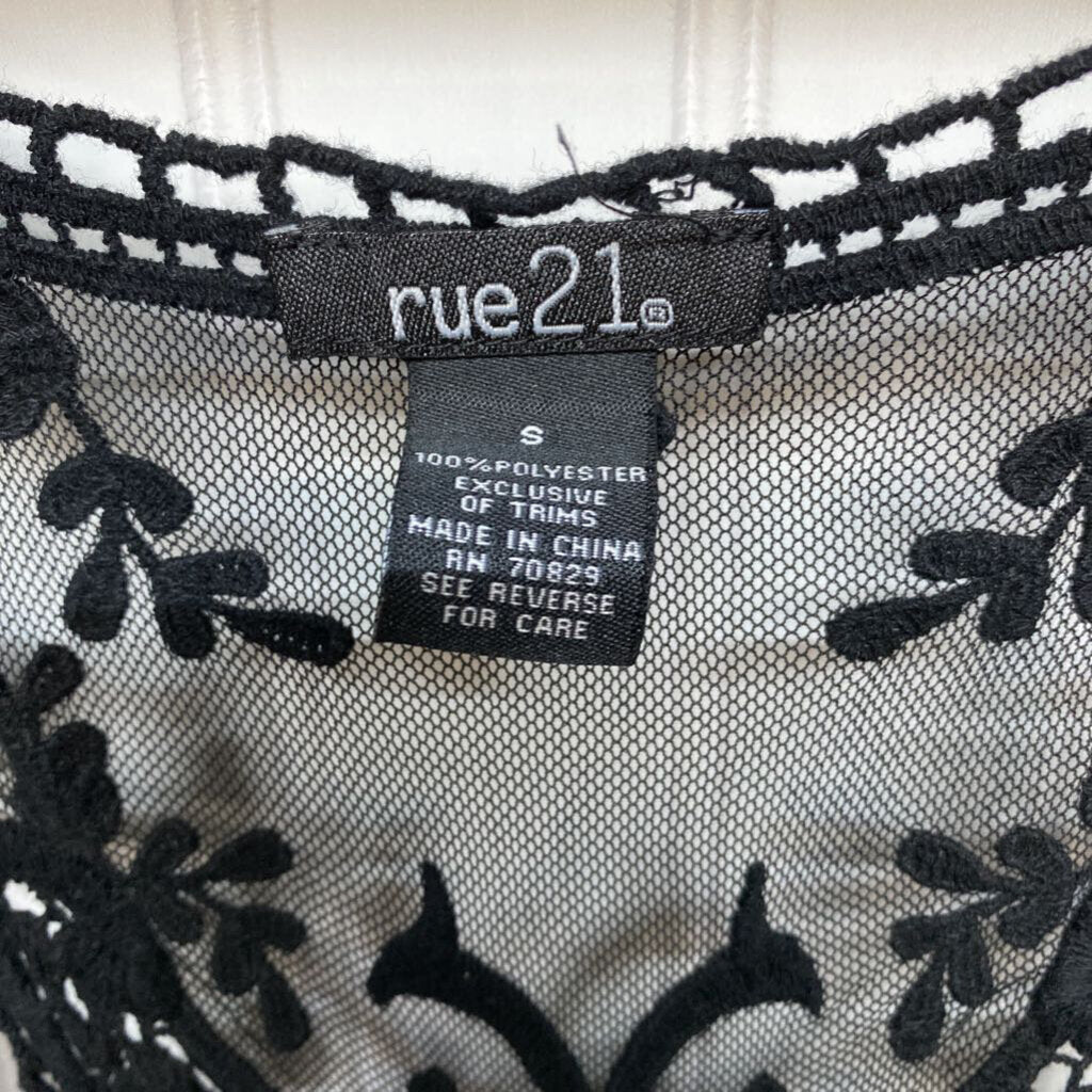 SHEAR SLEEVLESS TOP