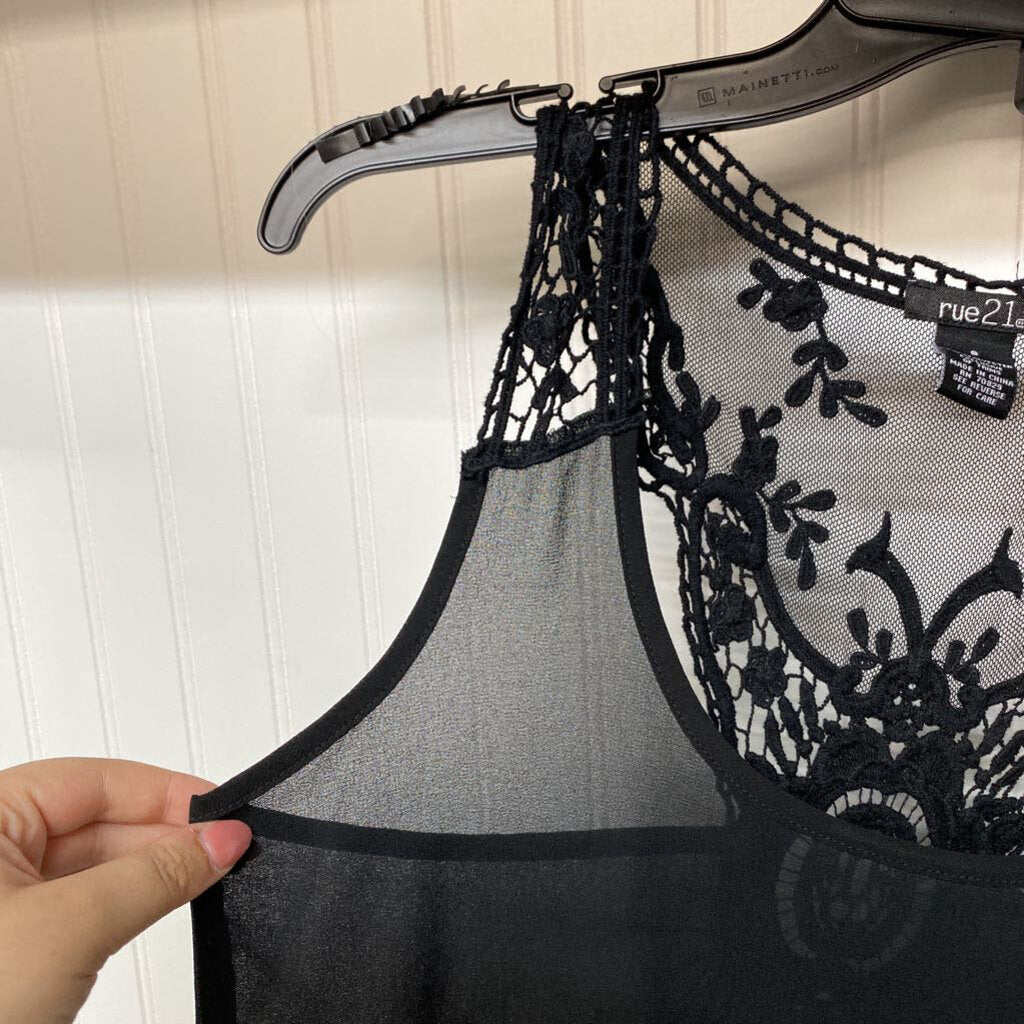 SHEAR SLEEVLESS TOP