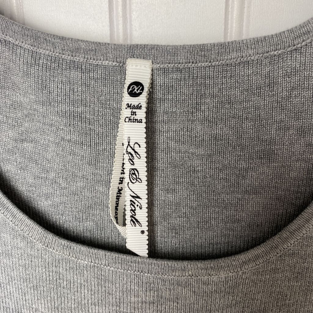 SLEEVLESS TOP