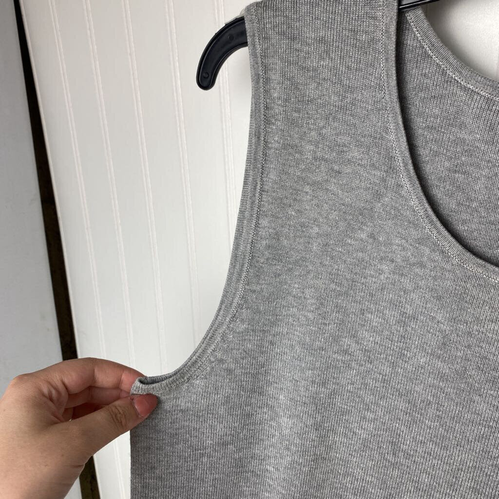 SLEEVLESS TOP
