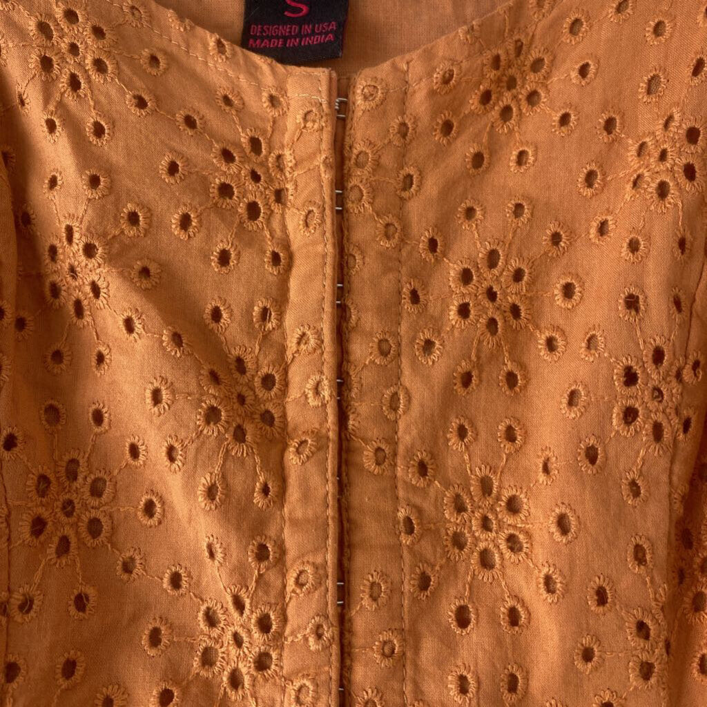 CLASP FRONT EMBROIDERED TOP