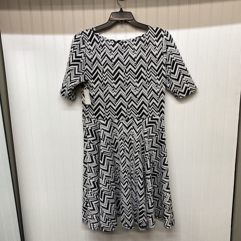 SHORT SLEEVED DRESS