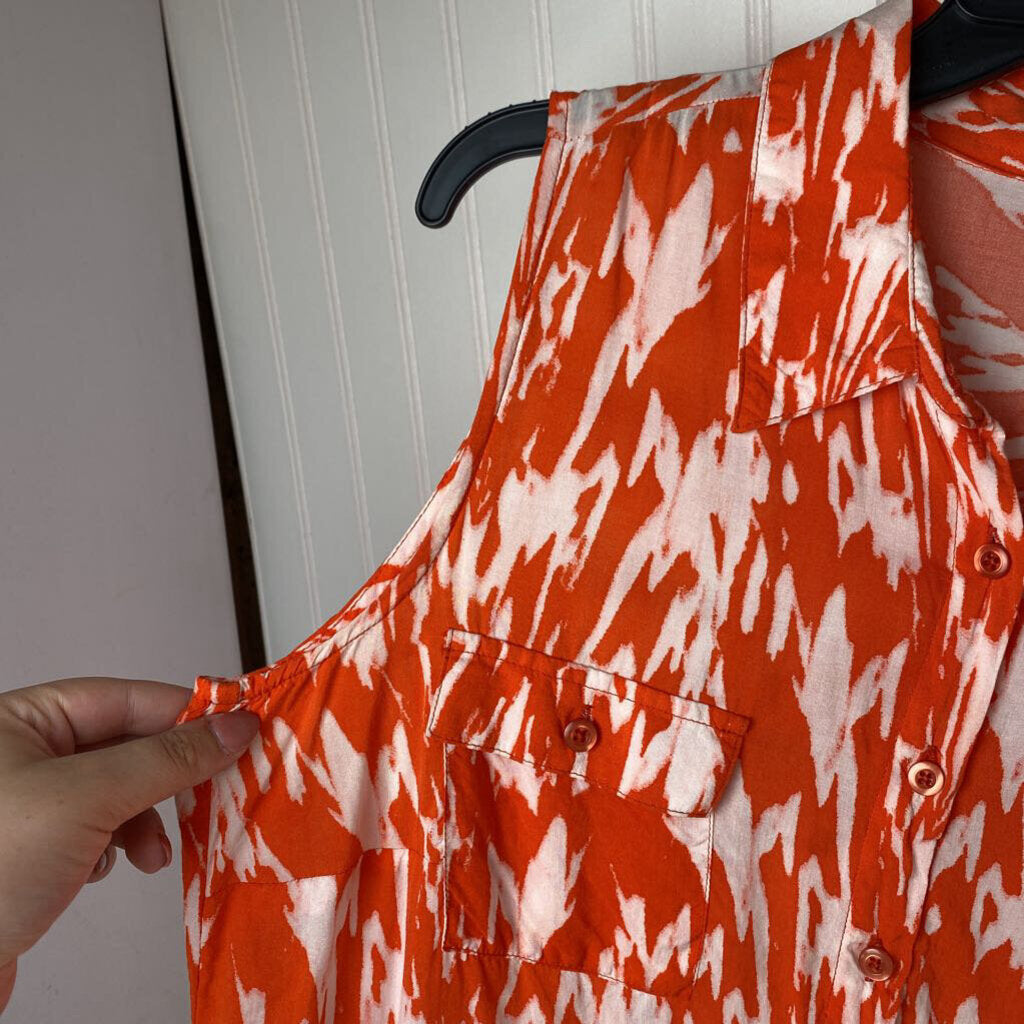 SLEEVELESS BUTTON UP TOP