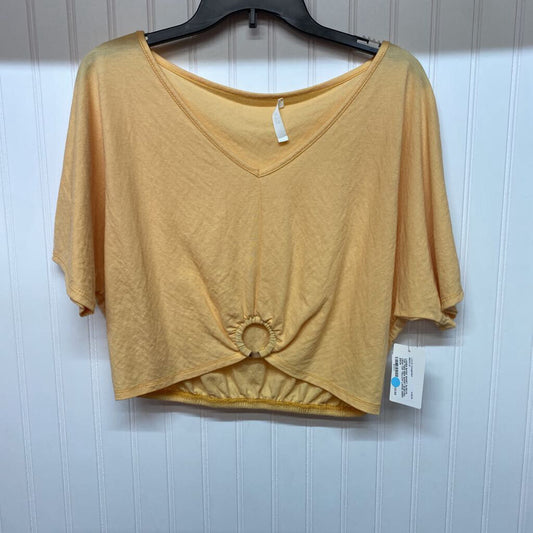 SHORT SLEEVED CROP TOP