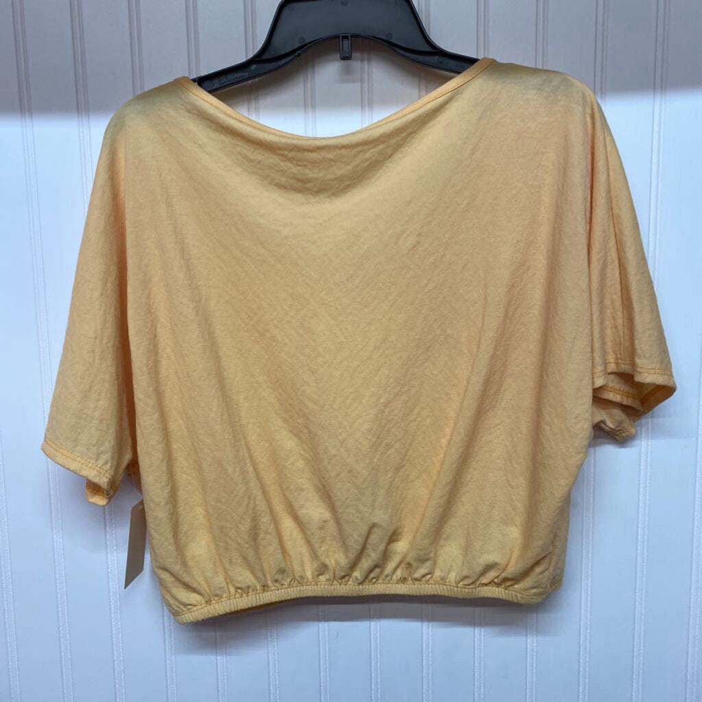 SHORT SLEEVED CROP TOP