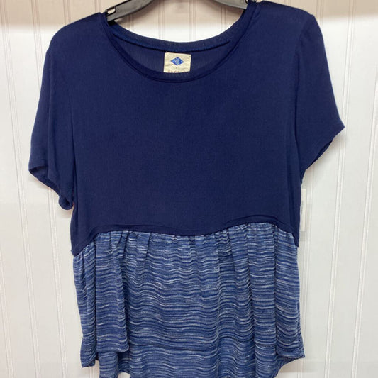 SHORT SLEEVED TOP