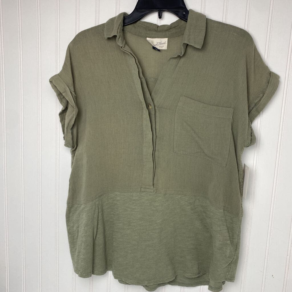 SHORT SLEEVED TOP