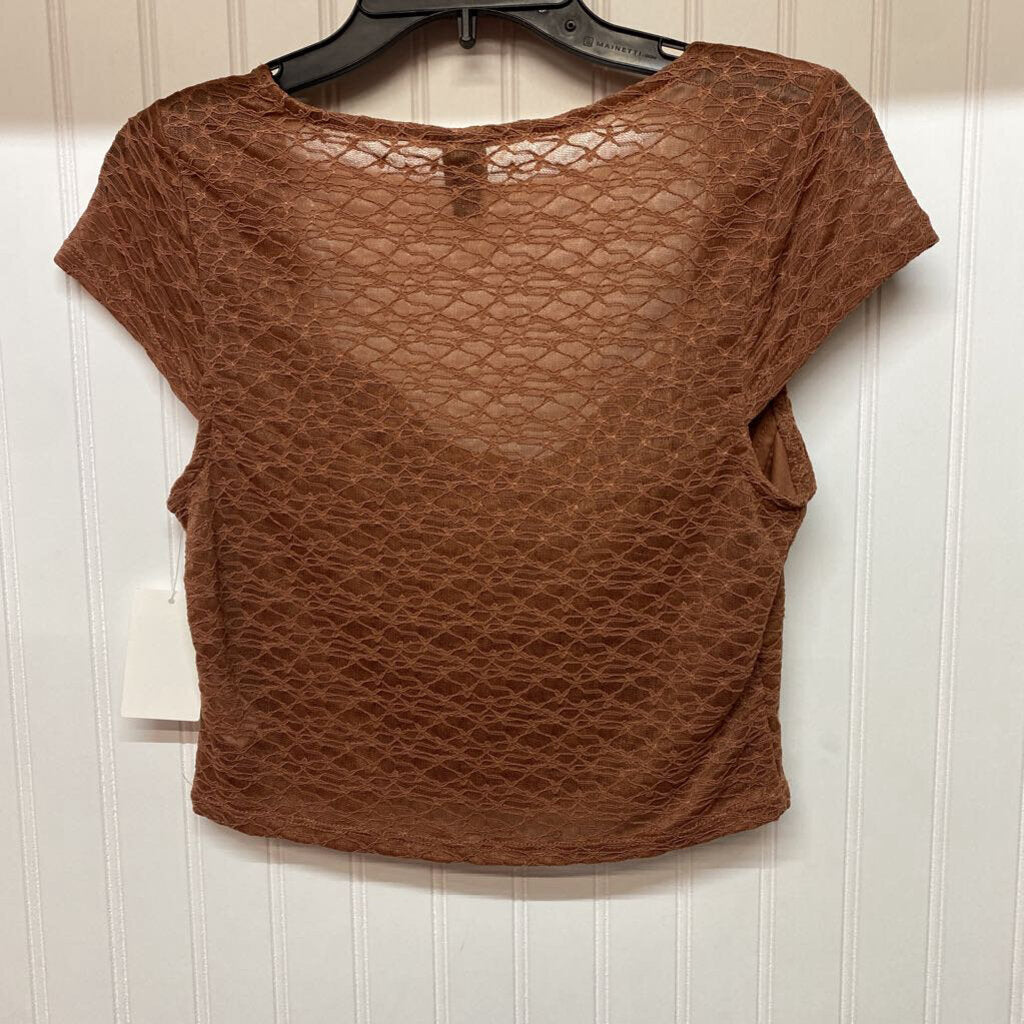 CAP SLEEVED LACE CROP TOP