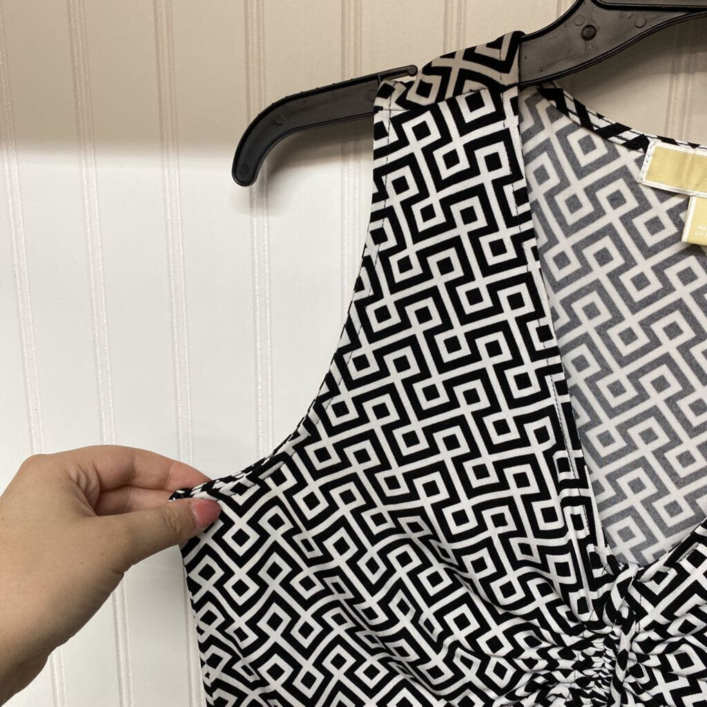 SLEEVELESS V NECK TOP