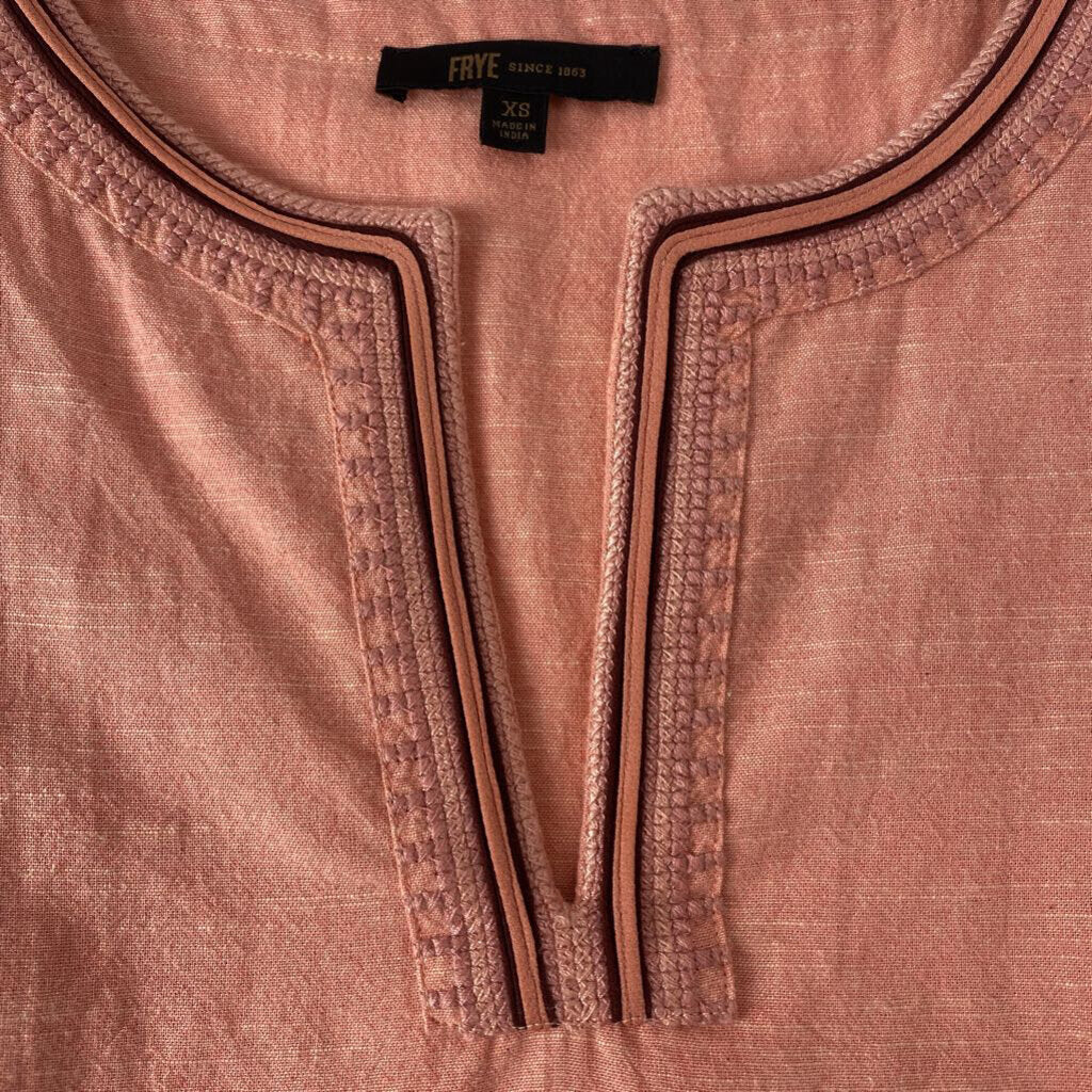 SLEEVLESS TOP * HIGH END *