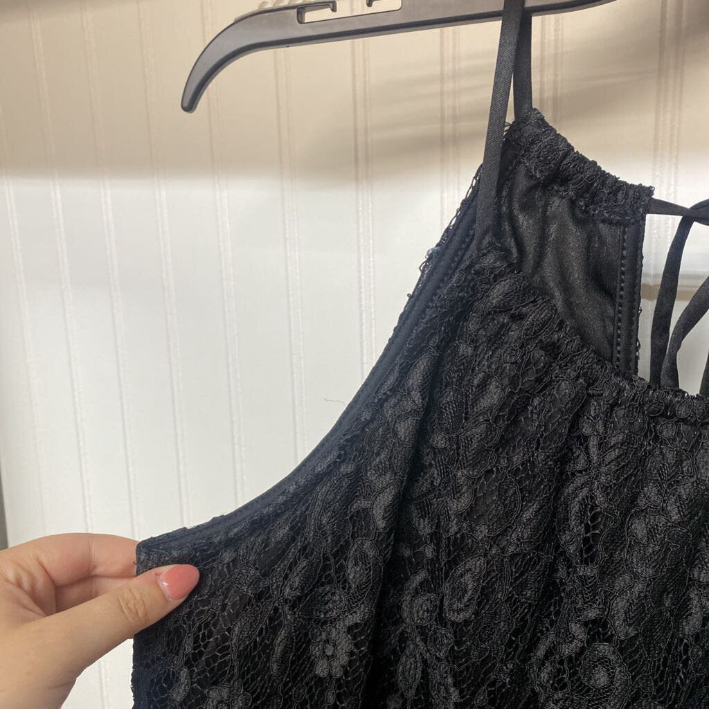 SLEEVELESS LACE BLOUSE
