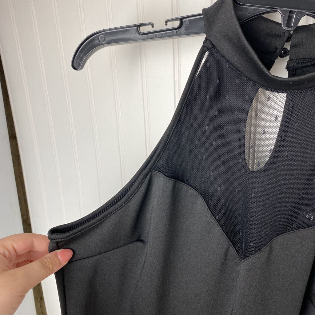 SLEEVELESS HALTER FLARE TOP