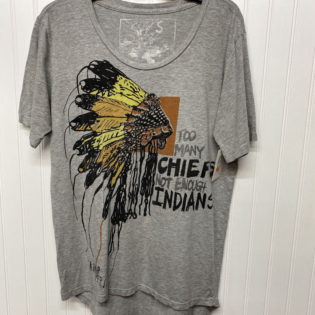 "TOO MANY CHIEFS" GRAPHIC SHORT SLEEVE TEE