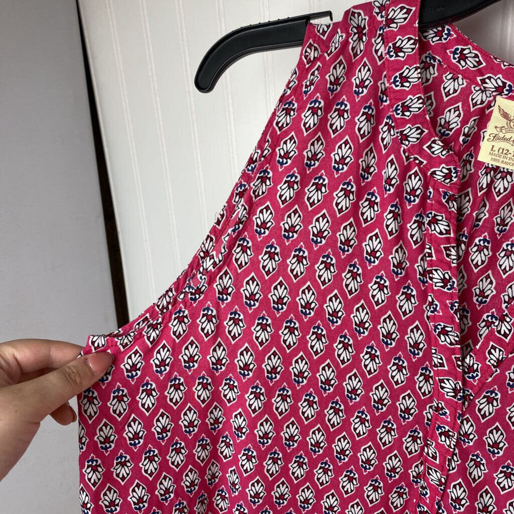 SLEEVLESS TOP
