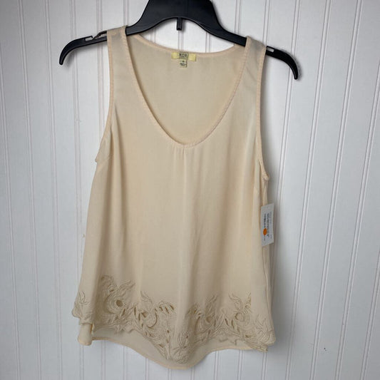 SCALLOPED SLEEVLESS TOP