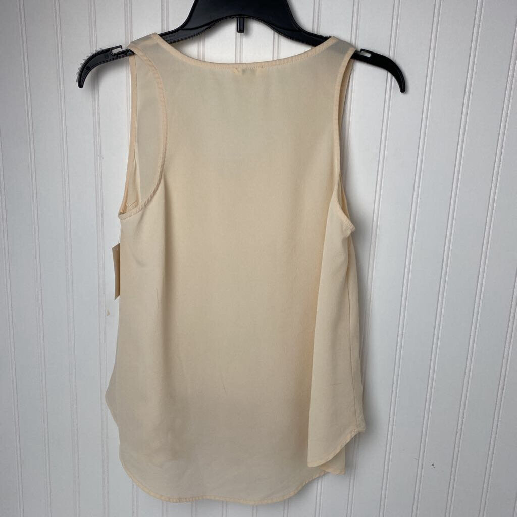 SCALLOPED SLEEVLESS TOP