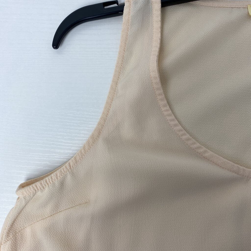 SCALLOPED SLEEVLESS TOP