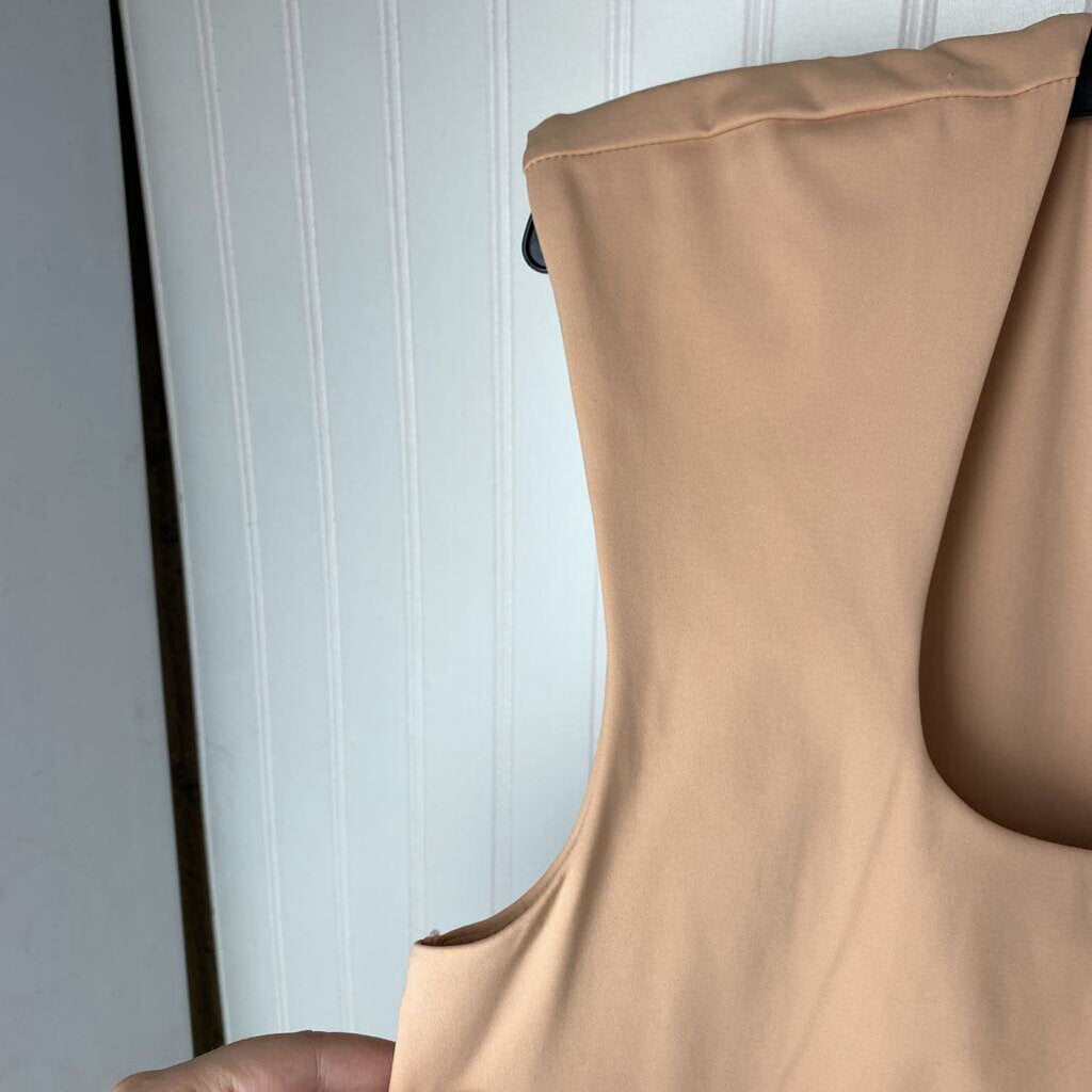 SQUARE NECK SLEEVLESS TOP
