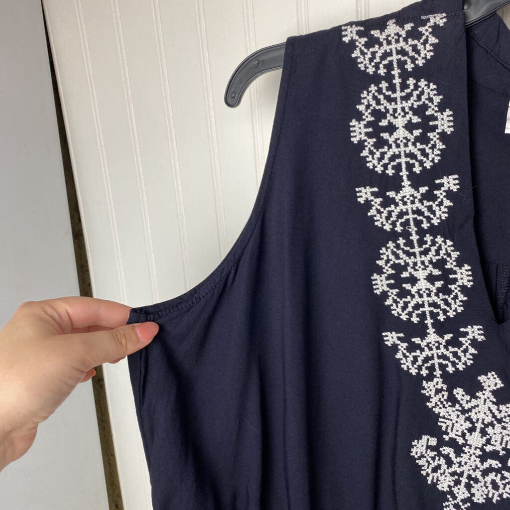 EMBROIDERED V NECK SLEEVELESS TOP